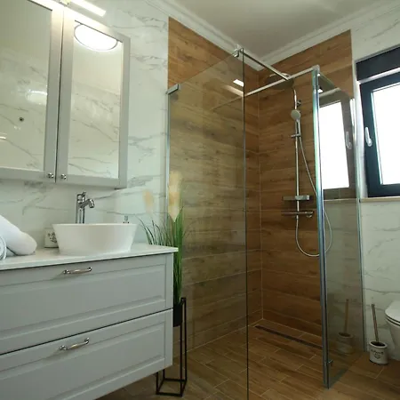 New Built Luxury With Swimming Pool